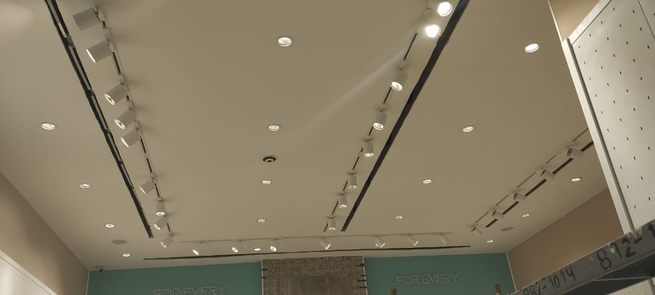 Instalación de iluminación comercial