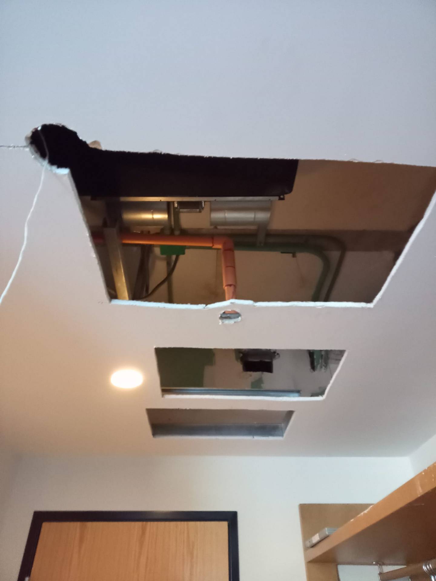 Instalación de ductos en techo falso